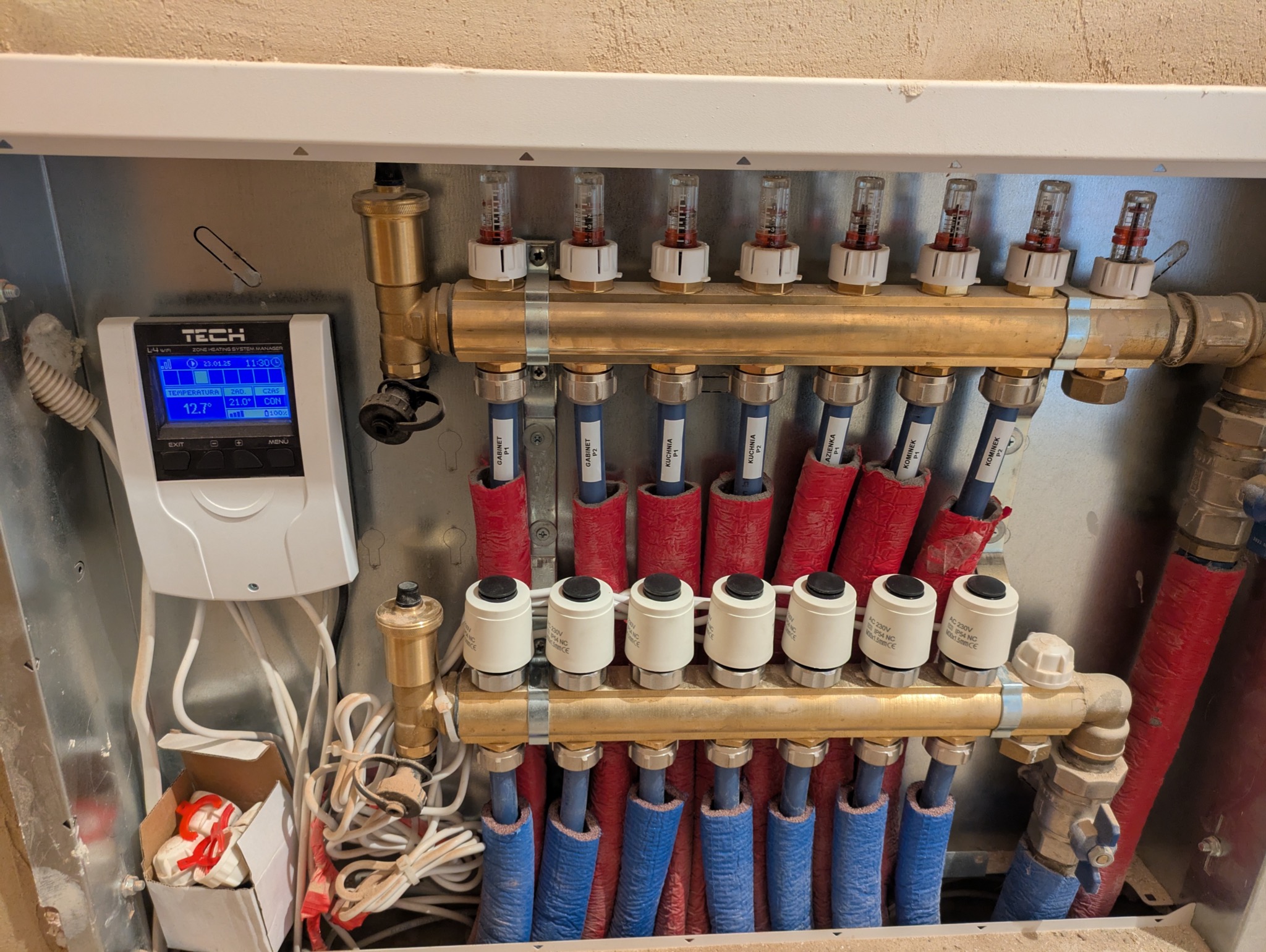 Montaż rozdzielacza do ogrzewania podłogowego wraz z siłownikami i listwą sterującą z TECHsterowniki
