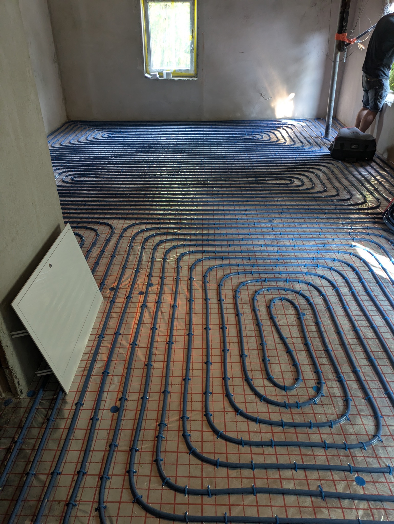 Układanie ogrzewania podłogowego w Psarach.