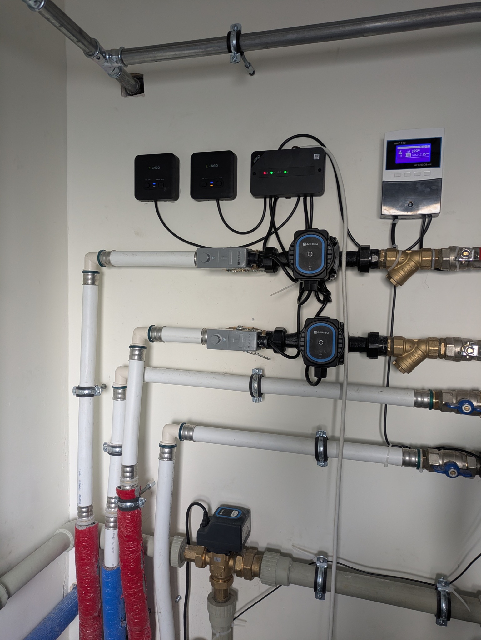 Montaż kotłowni z buforem 1000 litrów oraz ogrzewaniem podłogowym na dwóch piętrach w domku jednorodzinnym.