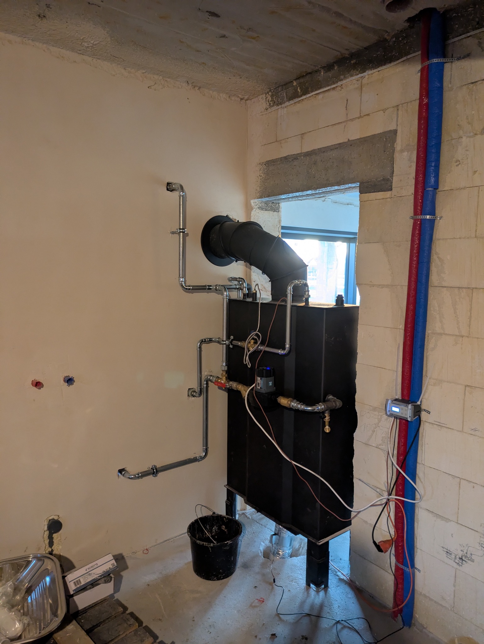 Montaż kominka z płaszczem wodnym.