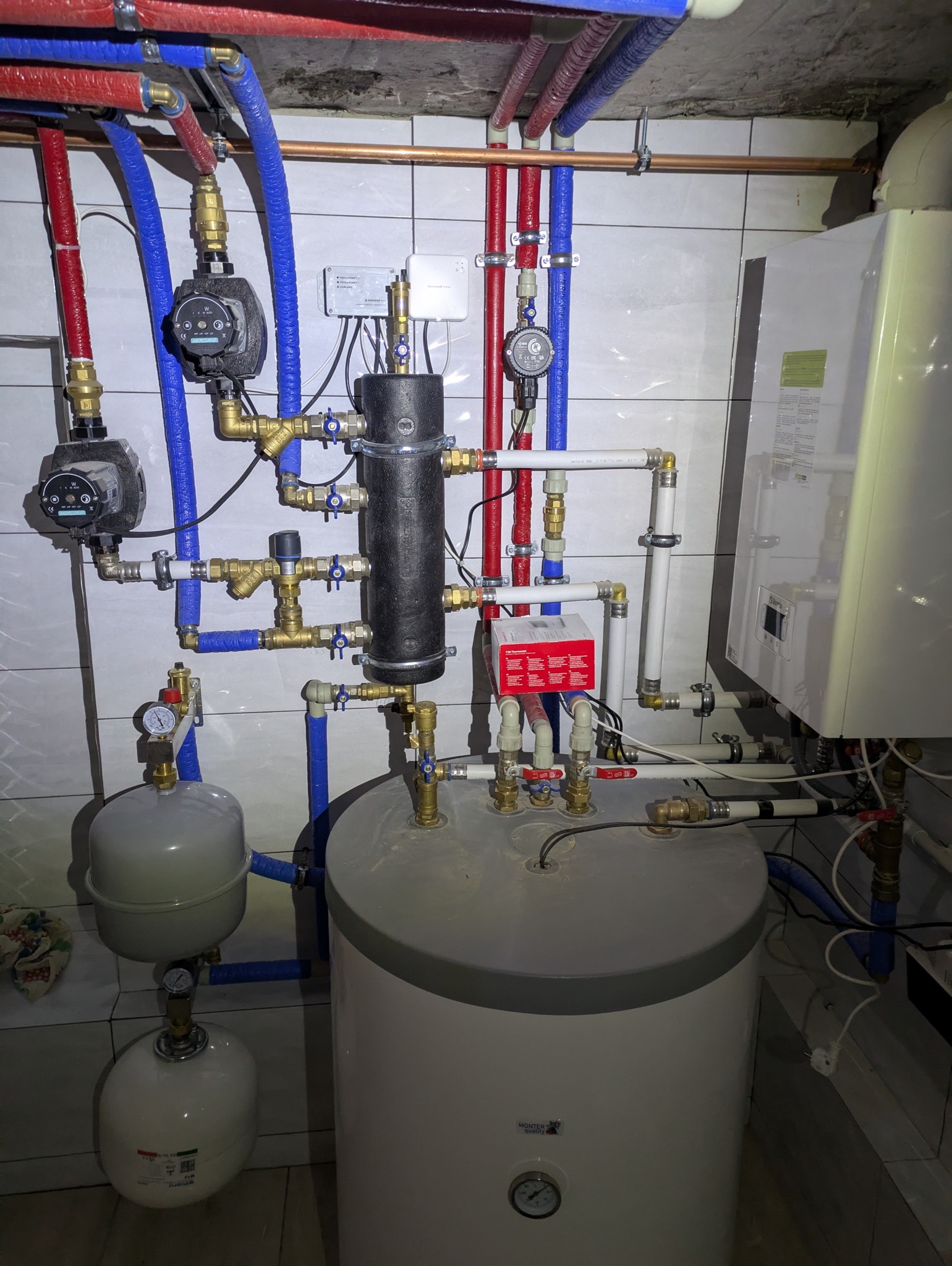 Montaż kotła gazowego Beretta Ciao X wraz z zasobnikiem.