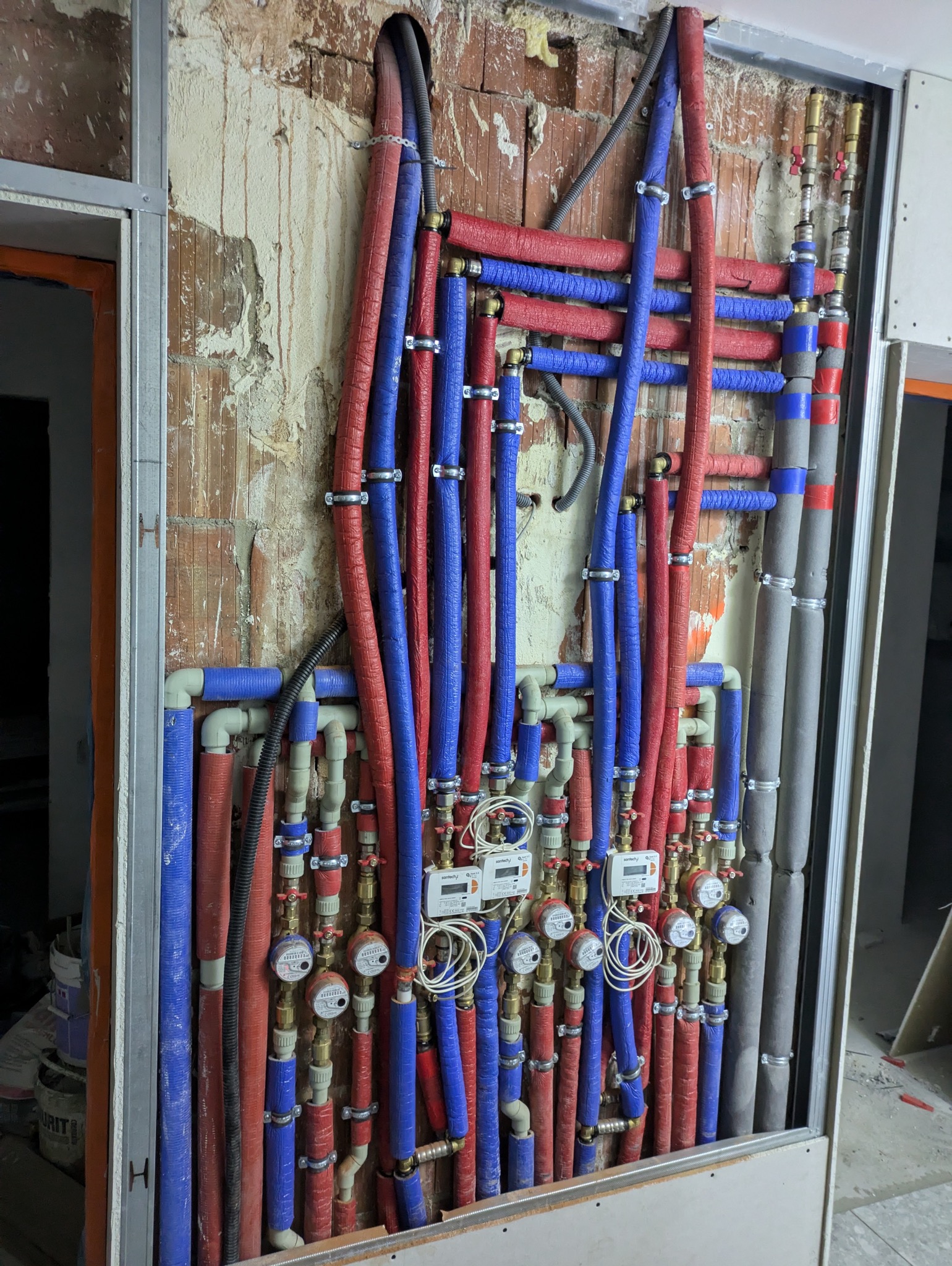 Montaż wodomierzy i ciepłomierzy w kamienicy.