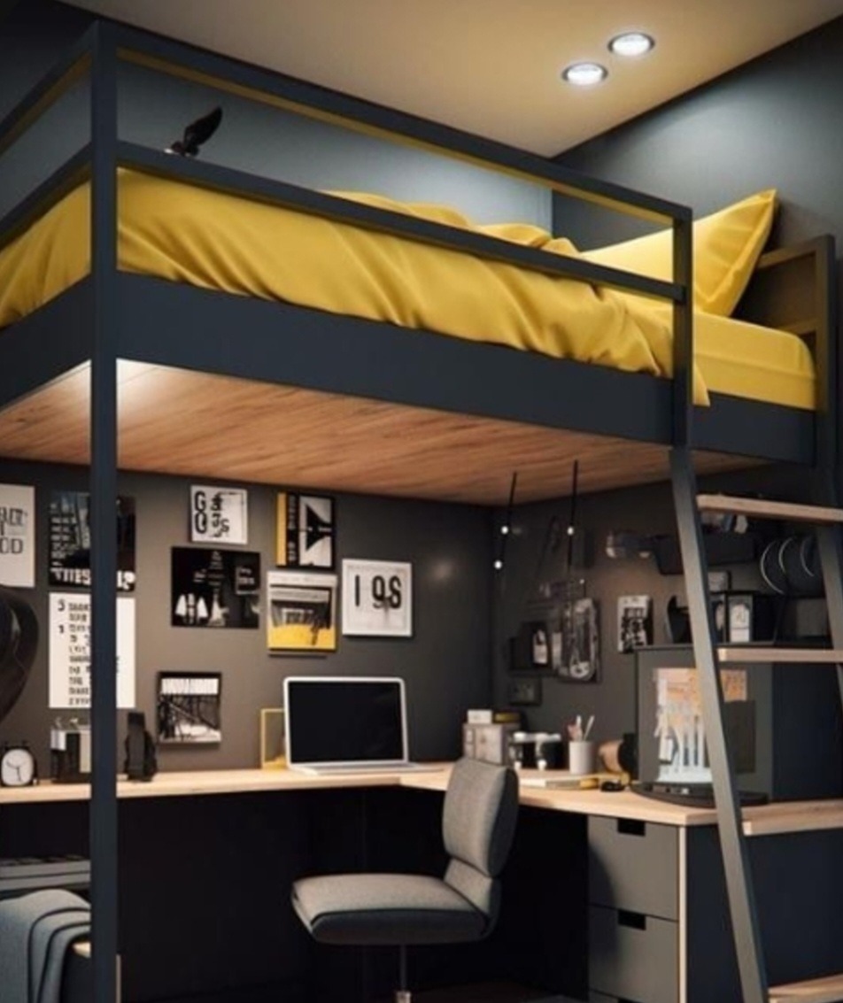 Pokój młodzieżowy z łóżkiem na antresoli i biurkiem narożnym, szaro-żółta kolorystyka, liczne plakaty na ścianie, oświetlenie punktowe.