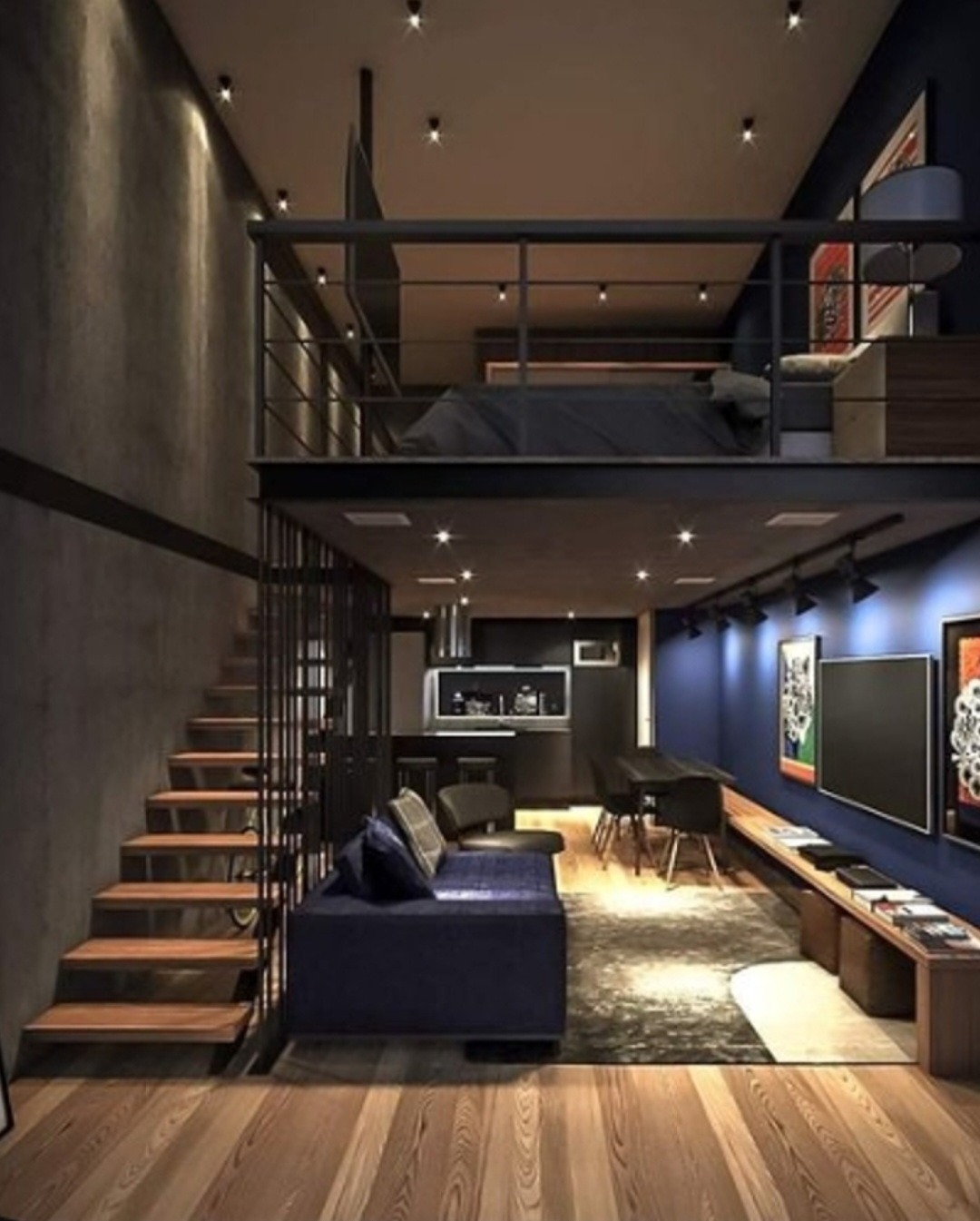 Dwupoziomowe mieszkanie w stylu loft z drewnianymi schodami, antresolą z sypialnią, ciemnoniebieską ścianą z telewizorem i otwartą kuchnią z barkiem.