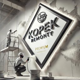 KOPEK REMONTY SPÓŁKA Z OGRANICZONĄ ODPOWIEDZIALNOŚCIĄ - Dwóch pracowników w kombinezonach natryskowo nakłada gładź na ścianę w pomieszczeniu, na pierwszym planie zbliżenie na pracownika w pozycji kucznej z pistoletem natryskowym, obok wiadro, w tle logo...