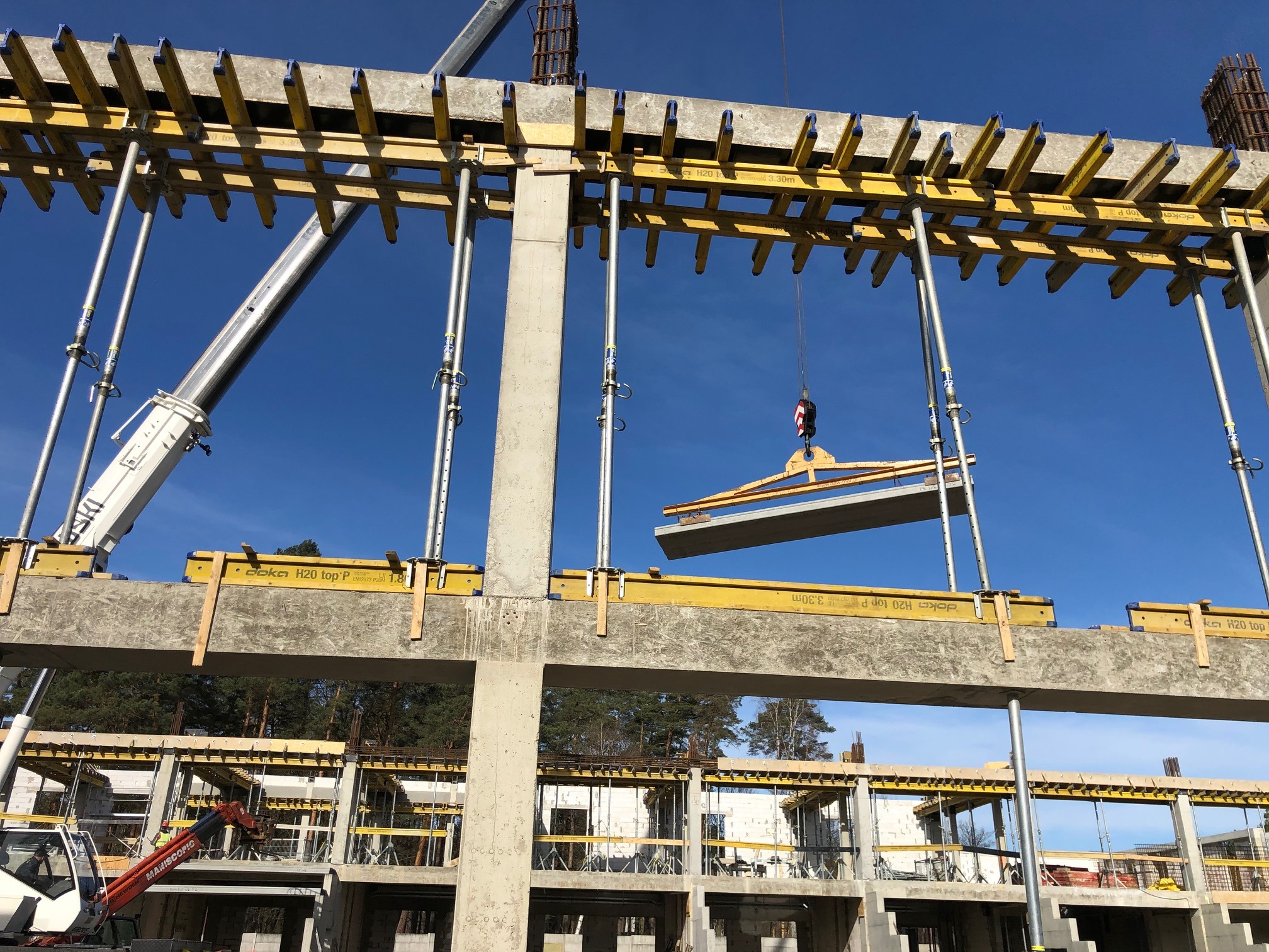 Słupy i podciągi żelbetowe.