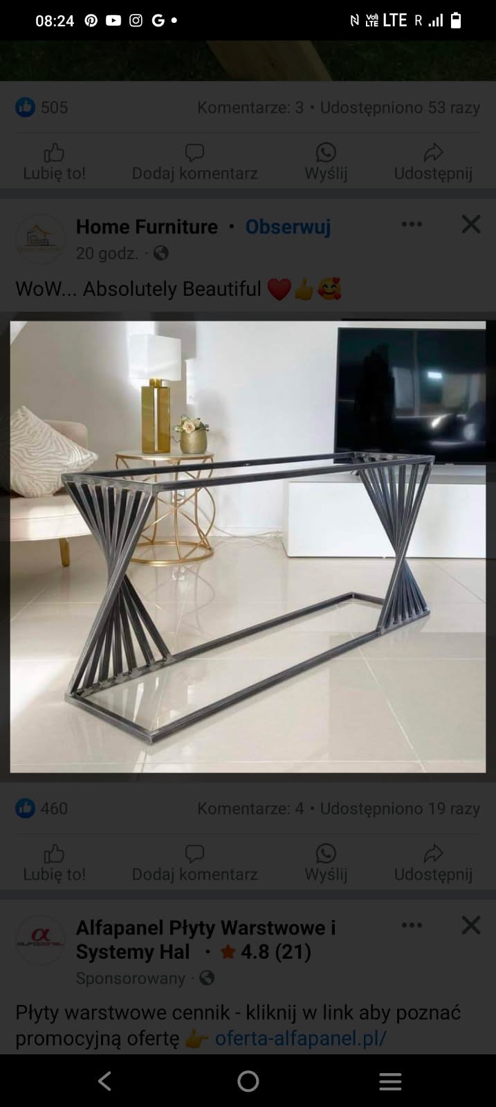 Metalowy stelaż stołu z elementami skręconymi spiralnie, widoczny w nowoczesnym wnętrzu z białymi meblami i telewizorem w tle.