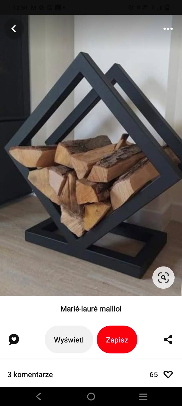 Metalowy stojak na drewno kominkowe w kształcie dwóch połączonych kwadratów, wypełniony polanami drewna.