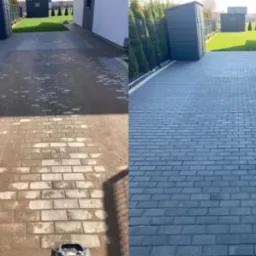 Porównanie stanu kostki brukowej przed i po czyszczeniu, widoczne różnice w kolorze i usunięte zabrudzenia, tło z budynkami i zielenią.
