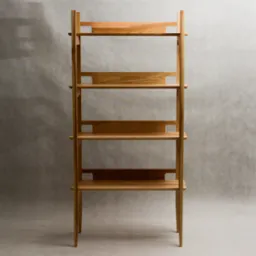 Drewniany regał z jasnego drewna z czterema półkami, z minimalistycznymi wycięciami w narożnikach półek, na tle szarej ściany.