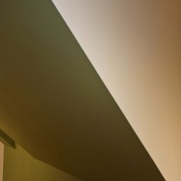 WILEN - Skośna ściana poddasza pomalowana na dwa kolory, z widocznym fragmentem podłogi i ościeżnicy.