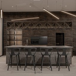 sueños studio - Nowoczesna kuchnia z wyspą, ciemne wykończenia, regał na wino nad blatem, minimalistyczne oświetlenie liniowe i cztery czarne krzesła barowe.