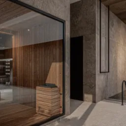 Nowoczesna aranżacja wnętrza z drewnianą sauną za szklaną ścianą i basenem wykończonym szarą płytką, minimalistyczne oświetlenie i czarne detale.