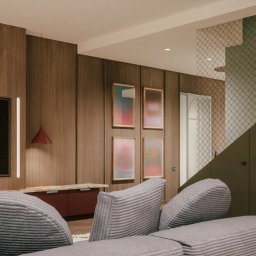 sueños studio - Nowoczesny salon z drewnianą boazerią, szarym modułowym narożnikiem, telewizorem i abstrakcyjnymi obrazami w ramach.