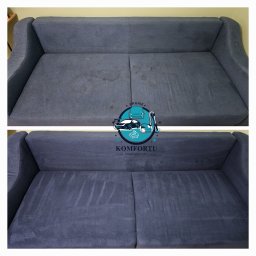 Martyna Pawlicka Pranie Komfortu - Dwuczęściowe ujęcie sofy: górna połowa przed czyszczeniem z widocznymi plamami, dolna połowa po czyszczeniu, prezentująca odświeżony wygląd, z logo firmy na środku.