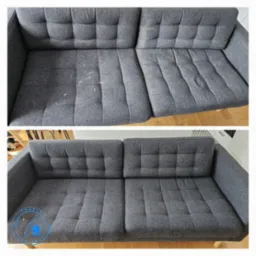 Dwuetapowe ujęcie szarej, tapicerowanej sofy z guzikami: górny kadr ukazuje sofę przed czyszczeniem, z widocznymi plamami i zabrudzeniami na siedzisku, dolny kadr prezentuje sofę po czyszczeniu,...