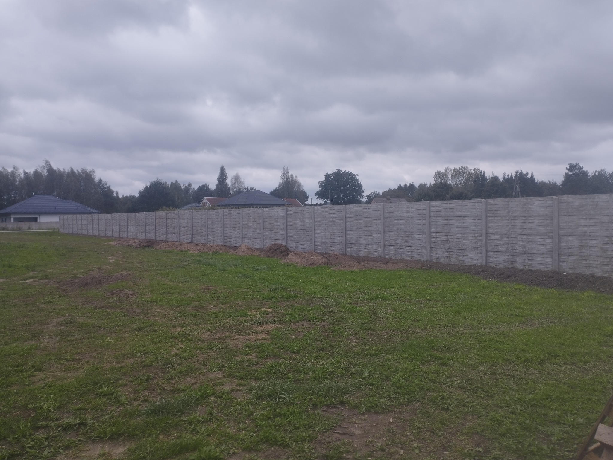 Betonowa ściana od wścibskiego sąsiada;)