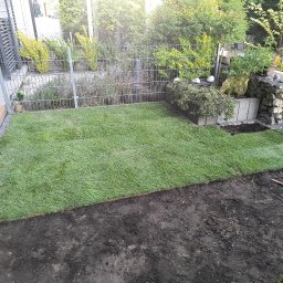 Będzin - montaż systemu nawadniania Hunter wraz z ułożeniem opaski z kostki brukowej w około trawnika, ułożenie trawy w rolce.