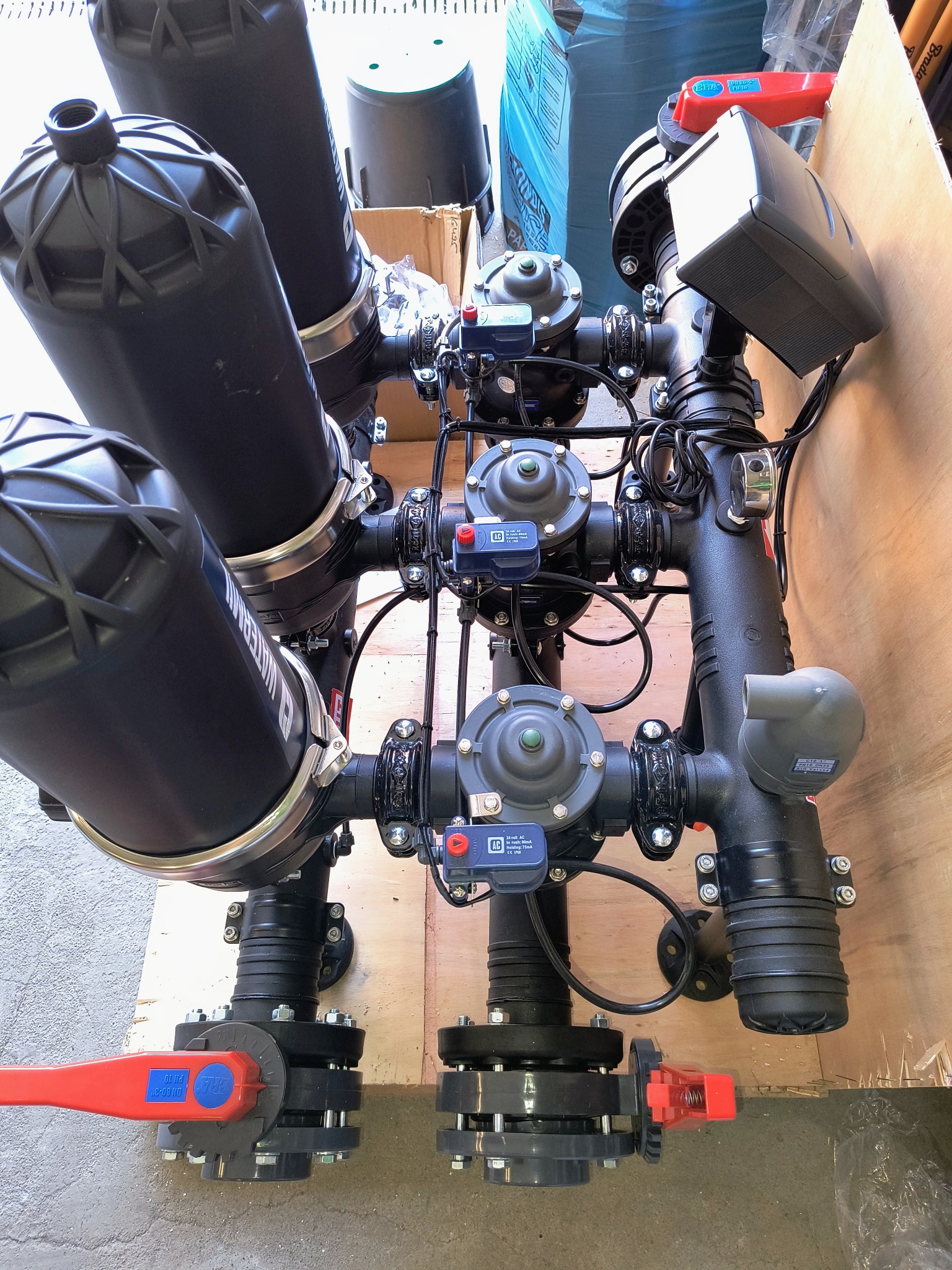 Na życzenie klienta zbudowany system filtrujący wraz z automatycznymi otrząsaczami, samoczyszczący