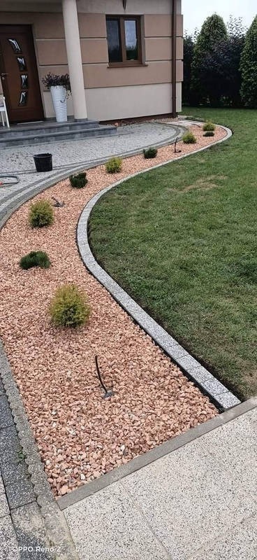 Utworzenie rabaty wzdłuż wejścia do domu wraz z oświetleniem.