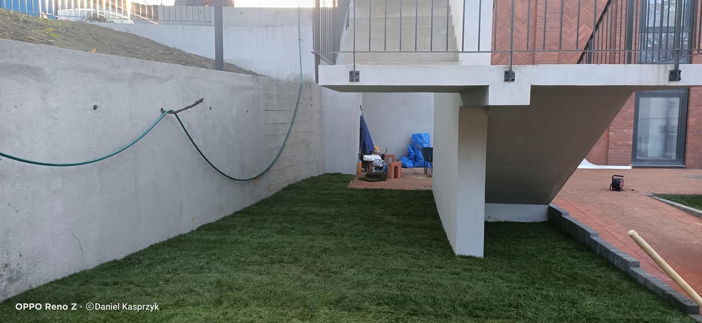 2. Zabrze - publiczna inwestycja, nasadzenia roślin o konkretnych wytycznych oraz założenie trawnika z rolki.