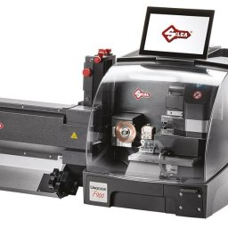 Posiadamy kilkanaście maszyn do dorabiania kluczy, w tym maszyny elektroniczne, które docinają klucze z niezwykła precyzją i mogą wygrawerować napis lub logo na kluczu.