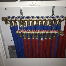 system rozdzielaczowy firmy giacomini dla wody użytkowej. Dzięki zastosowaniu tego systemu unikamy połączeń rur wodnych w wylewce. 