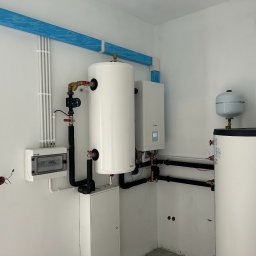 pompa ciepłą 8 kw z buforem 100 l oraz zbiornikiem ciepłej wody użytkowej ze stali nierdzewnej 200 l , wraz z grupą pompową dla sterowania 2 piętrowym domem o powierzchni 200 m2. 