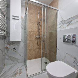 MARGO MARCIN GOC - Układanie płytek, montaż kabiny oraz wc.