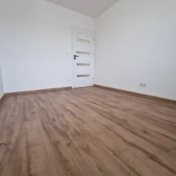 Szpachlowanie, malowanie ścian, montaż podłogi wraz z listwami.