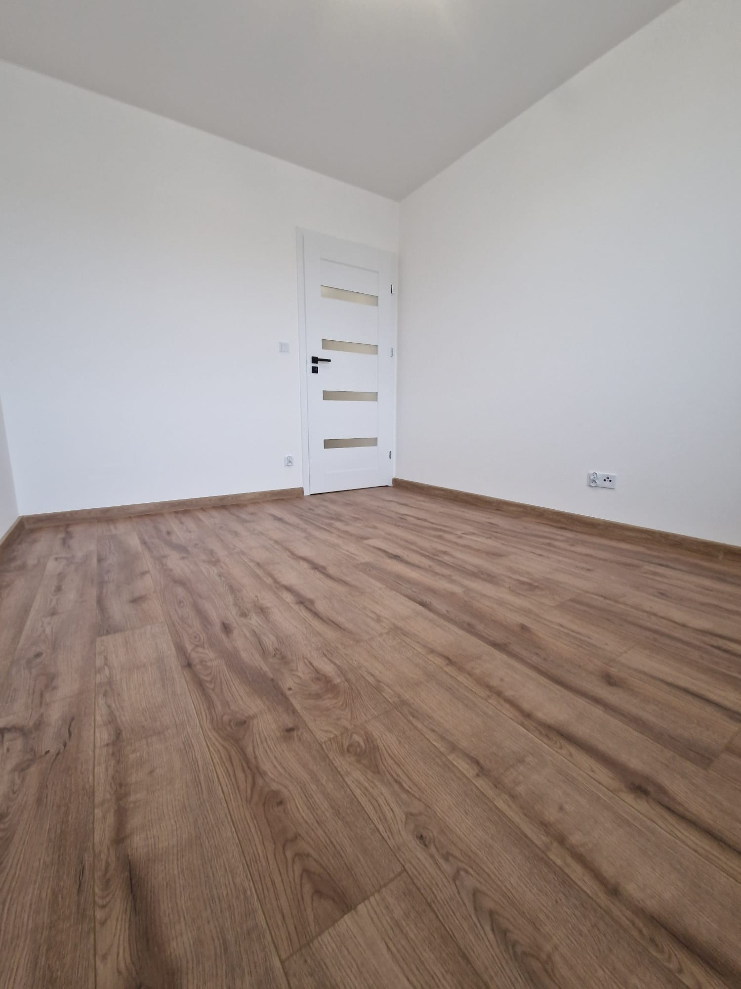 Szpachlowanie, malowanie ścian, montaż podłogi wraz z listwami.