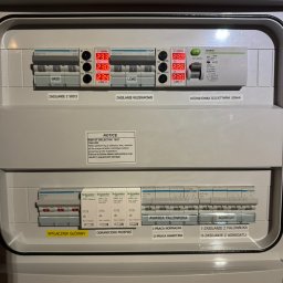 EL-MATIC - Rozdzielnica elektryczna z zabezpieczeniami, wyłącznikami i modułami pomiarowymi Hager i Schneider. Widoczne oznaczenia: zasilanie z sieci, rezerwowe, falownik, agregat.