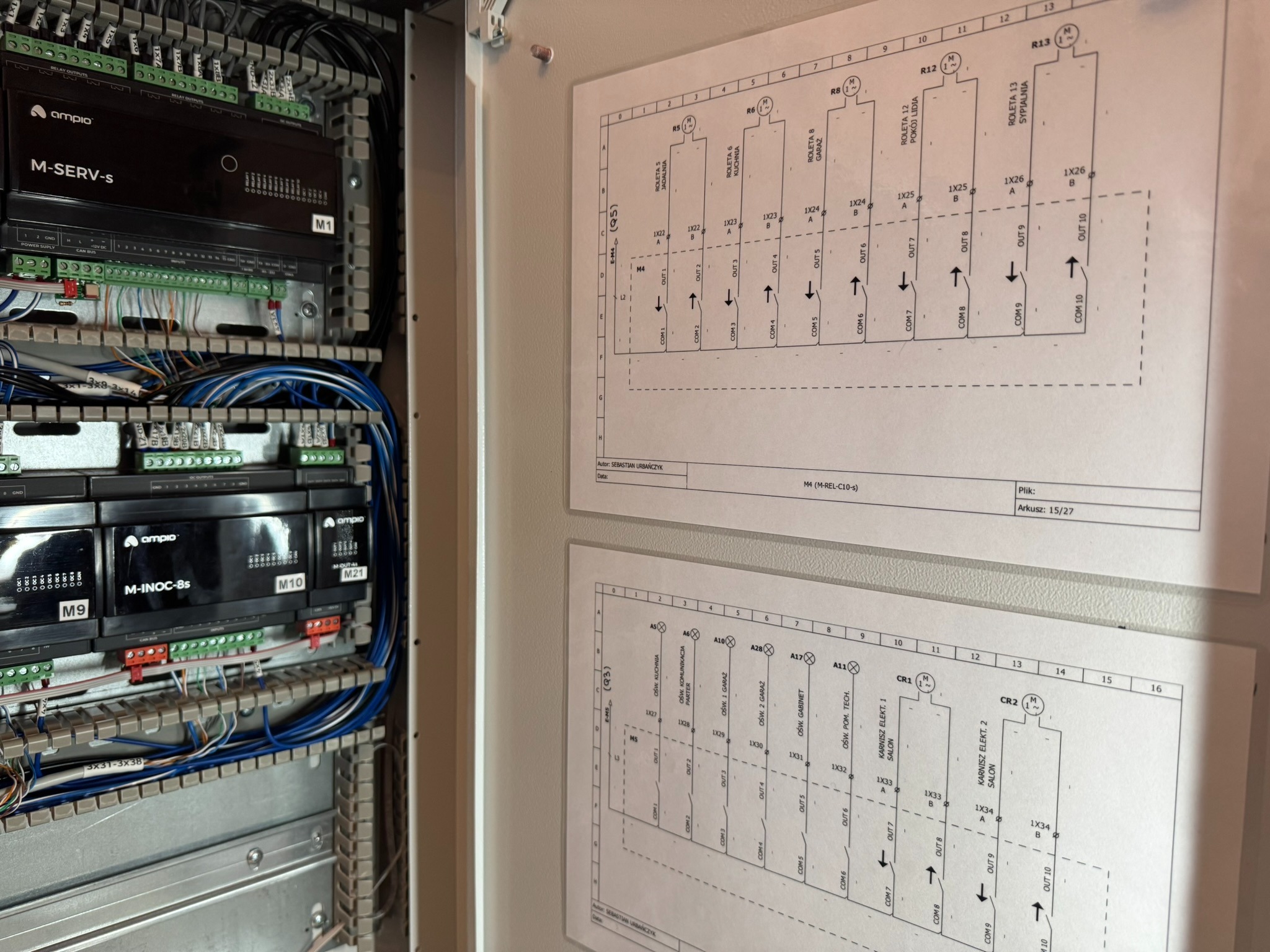 Rozdzielnica elektryczna z modułami sterującymi Ampio M-SERV-S i M-INOC-8s oraz dokumentacją powykonawczą - schematami połączeń rolet i oświetlenia w domu, arkusz 15/27.