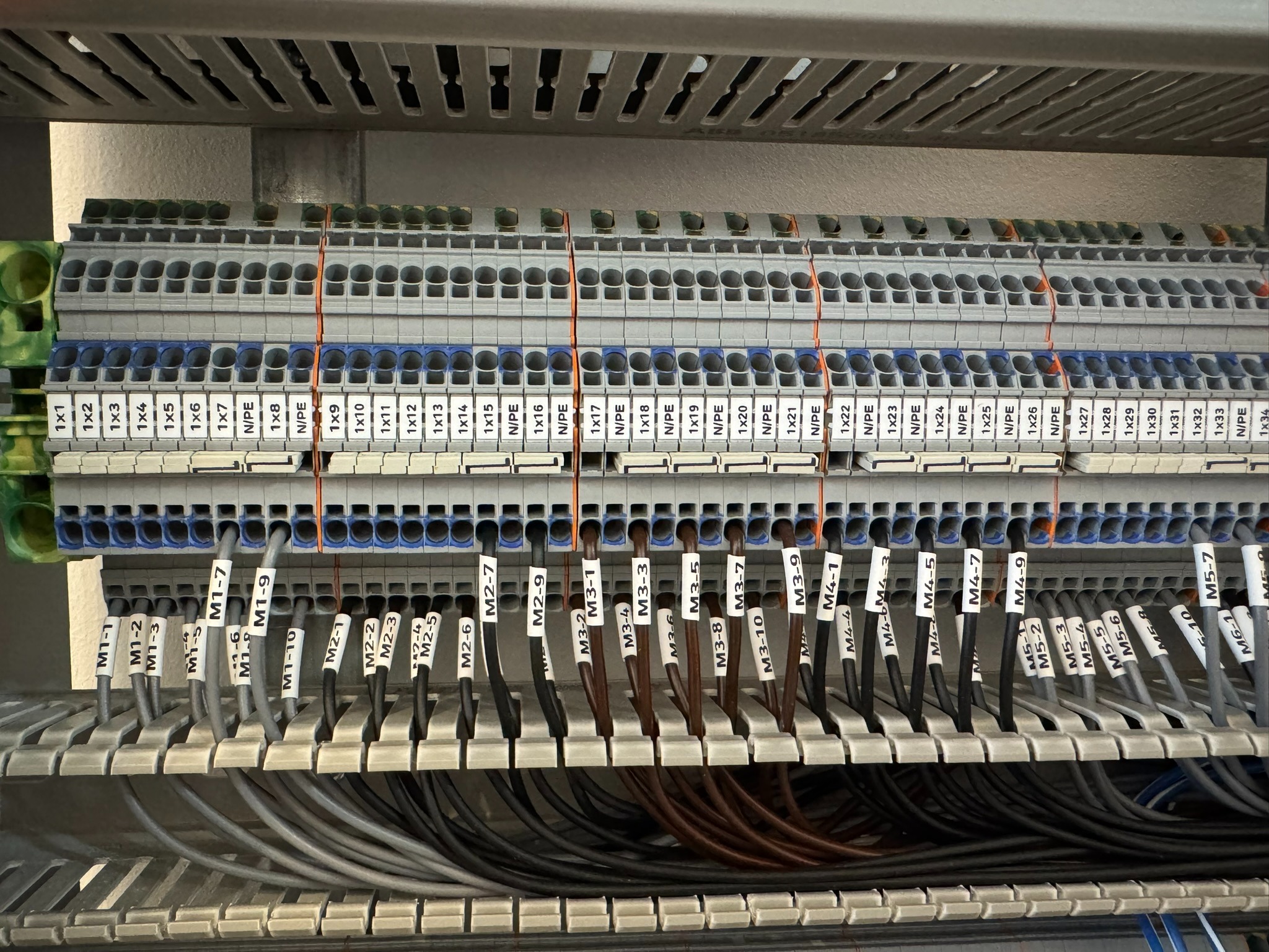 Przygotowane złączki wago do wpięcia obwodów oświetleniowych oraz żaluzji/ rolet sterowanych z automatyki.