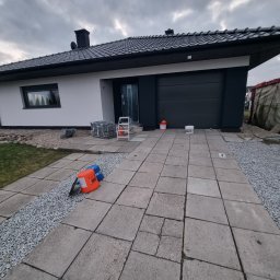 Przemek Najlepszy - Dom jednorodzinny w Gledzianowie po częściowym malowaniu elewacji, widoczne przygotowane materiały, drabina i wiaderka z farbą.