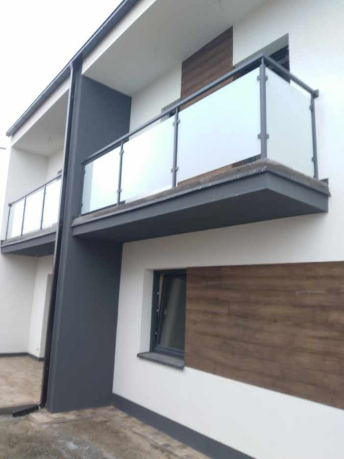 Balustrady balkonowe z szybami