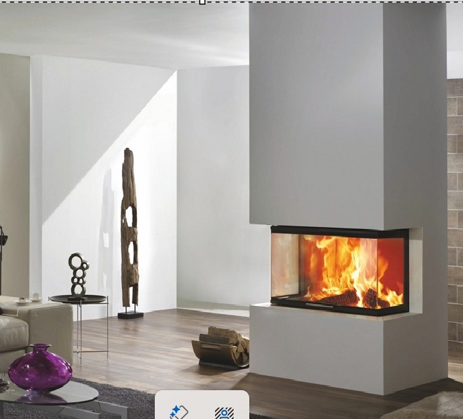 Nowoczesny kominek narożny w minimalistycznym salonie z drewnianą podłogą i dekoracjami. Ogień płonie za szybą, tworząc ciepłą atmosferę.