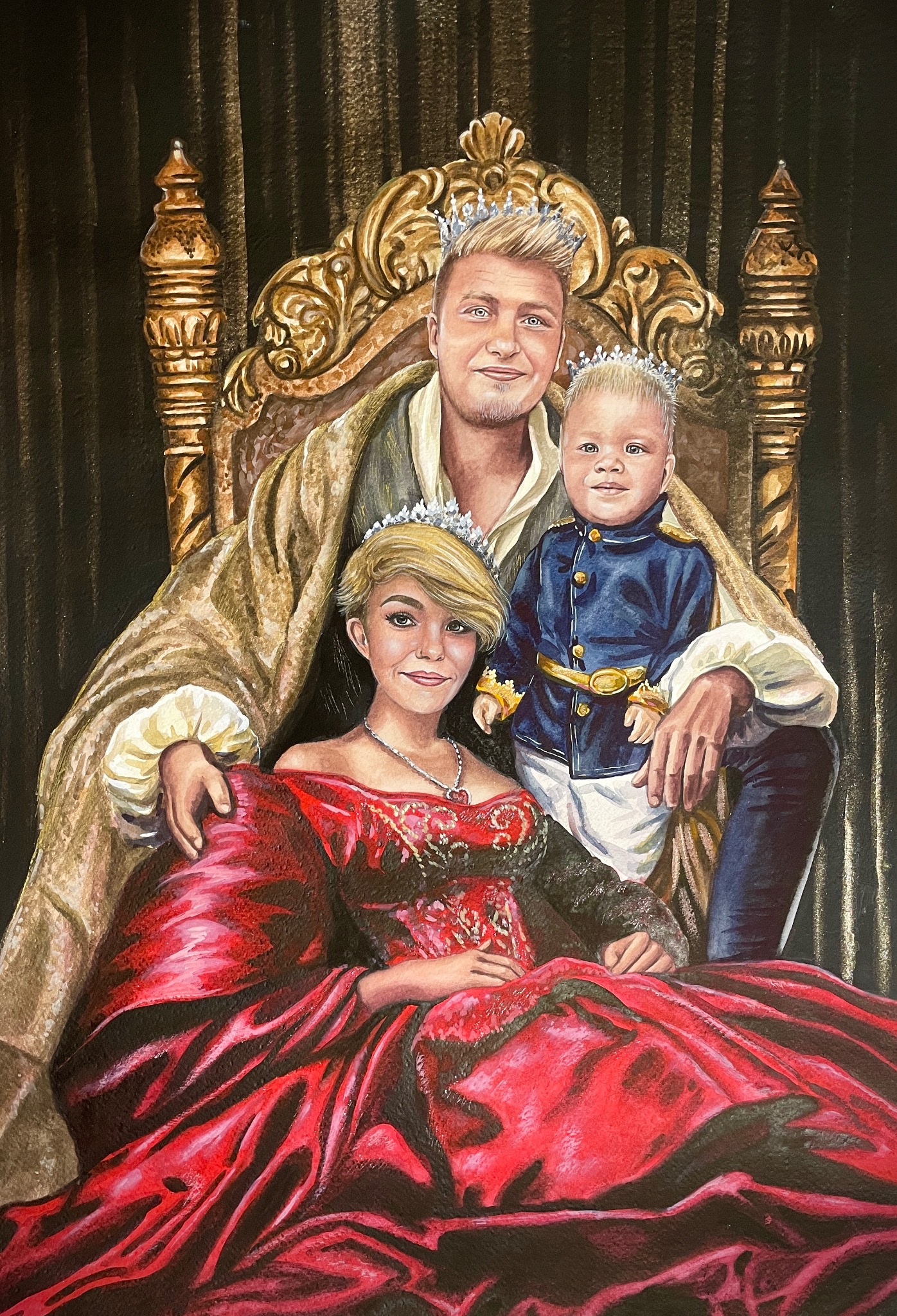 Portret rodziny w stylu królewskim: rodzice i dziecko w koronach, siedzący na złotym tronie na tle ciemnych draperii.