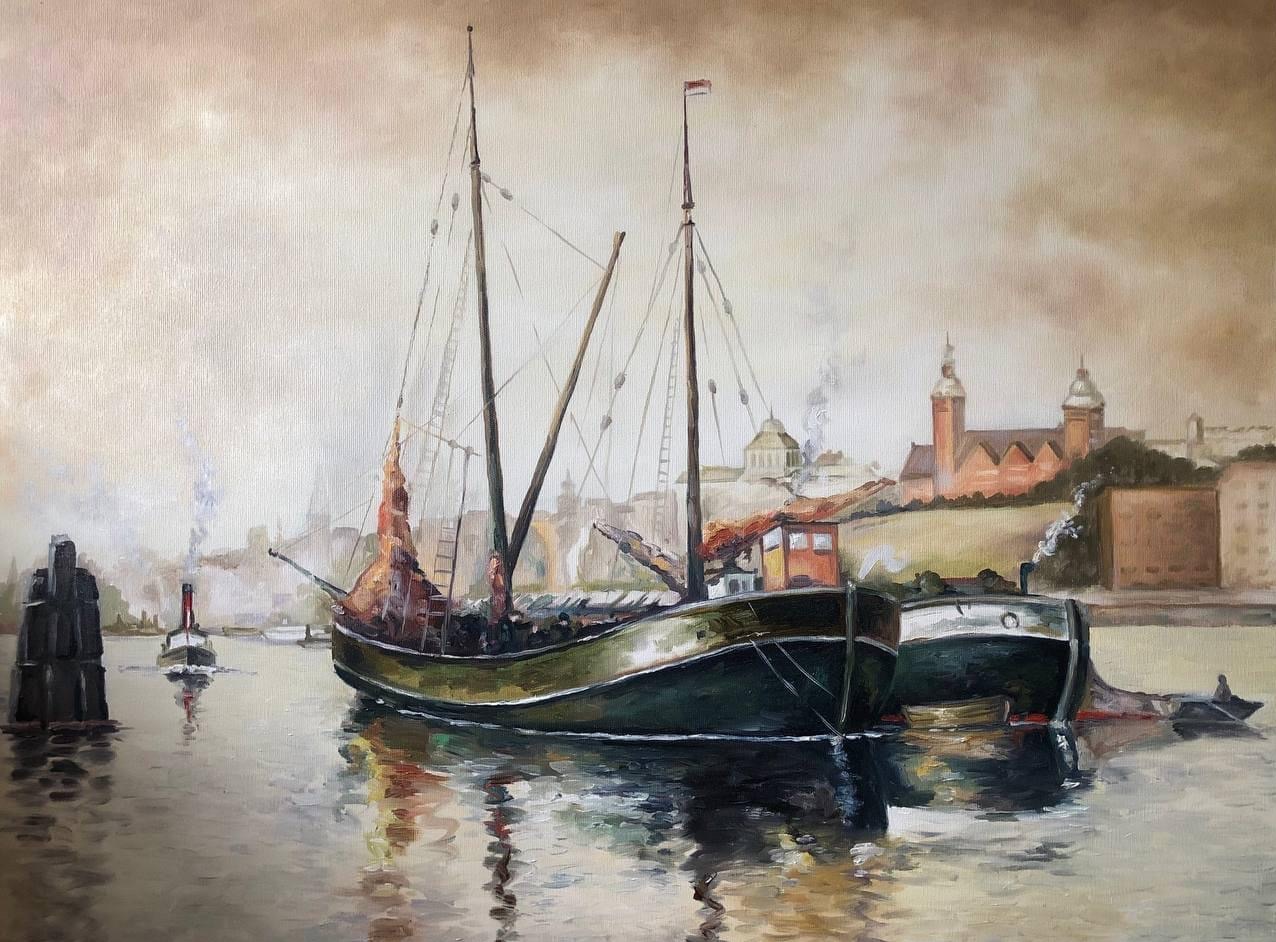 Obraz olejny przedstawiający dwa żaglowce zacumowane w spokojnej wodzie, z rozmytym widokiem miasta i architekturą w tle, w stonowanej palecie barw.