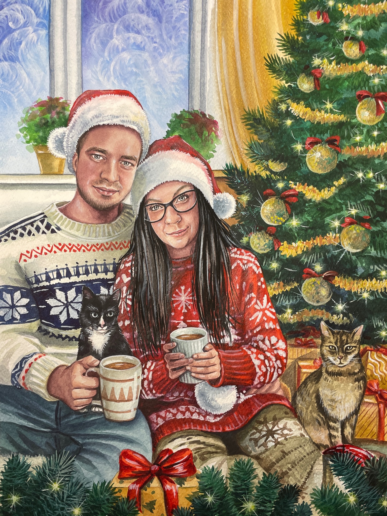 Akwarelowy portret pary w świątecznych swetrach i czapkach Mikołaja, trzymających kubki z napojem, otoczeni przez dwa koty i choinkę z prezentami.