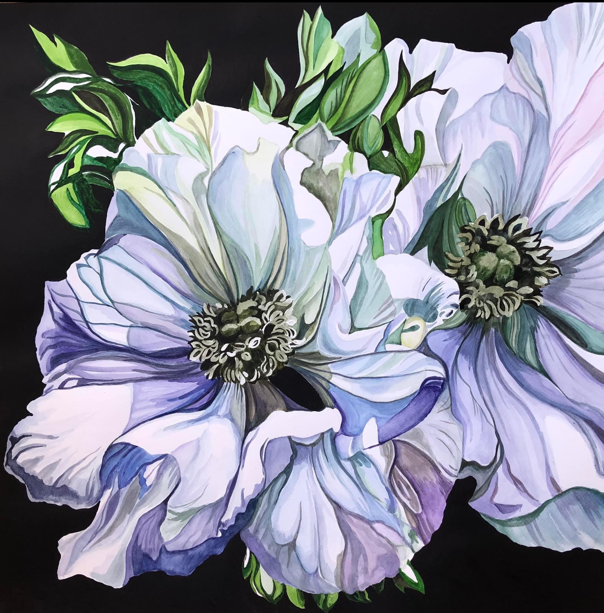 Akwarelna kompozycja kwiatowa na czarnym tle, przedstawiająca biało-fioletowe kwiaty z zielonymi liśćmi, z widoczną fakturą papieru.