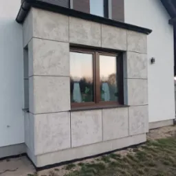 Beton architektoniczny na elewacji.