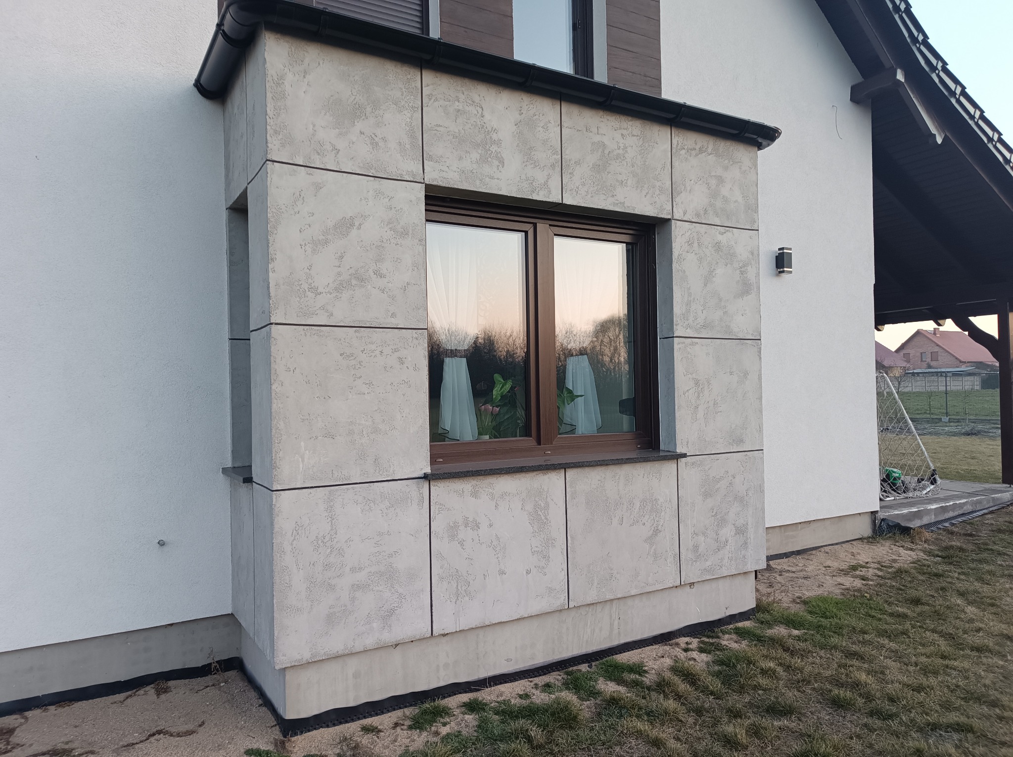 Beton architektoniczny na elewacji.