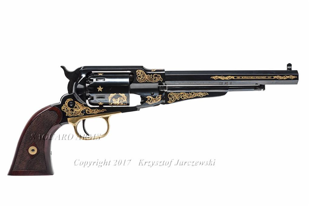 Czarny rewolwer z drewnianą rękojeścią, zdobiony złotymi ornamentami i motywem konia, na białym tle.