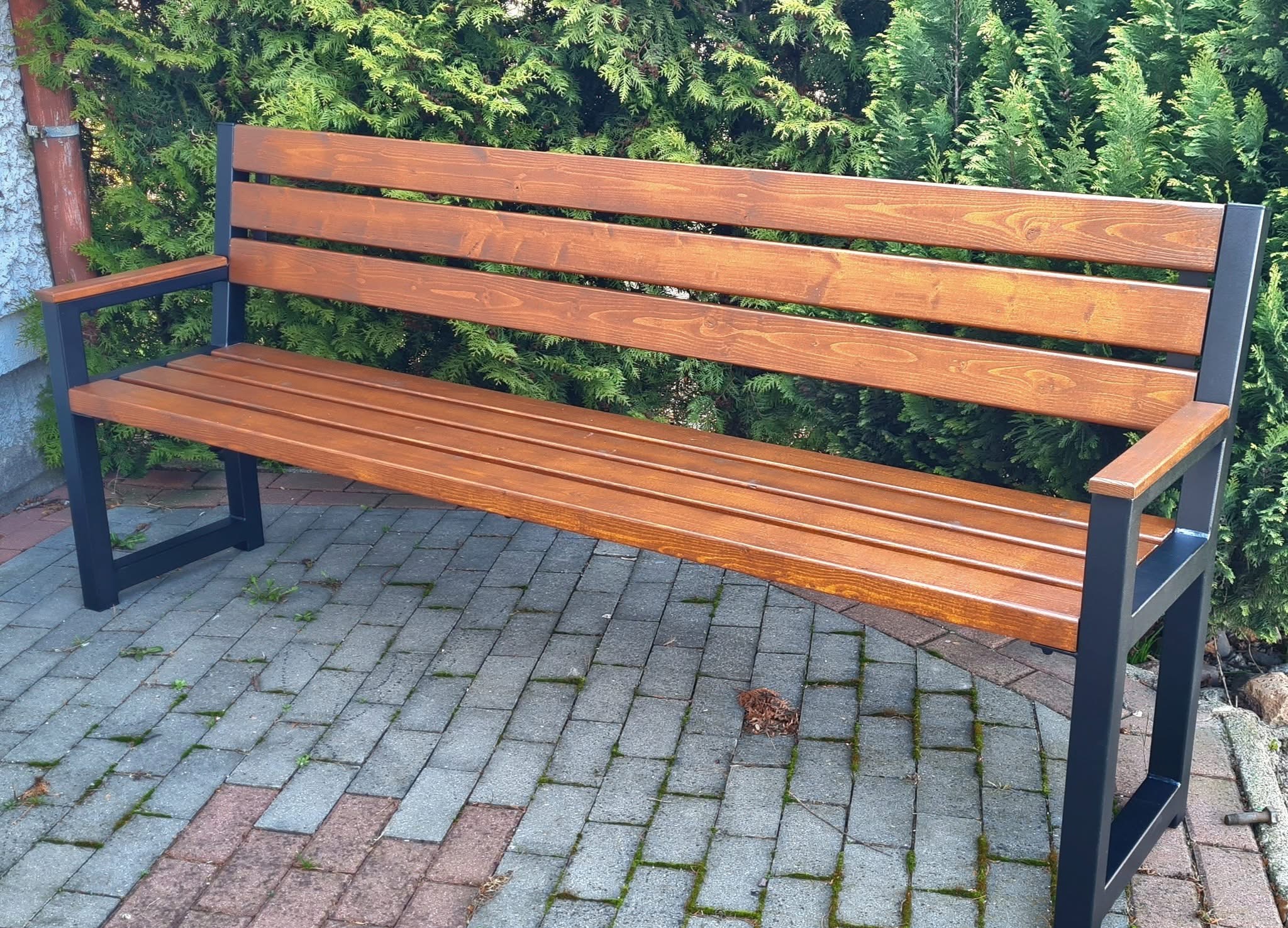 Ławka ogrodowa - idealna do każdego ogrodu albo na balkon.