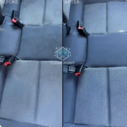 Tapicerka samochodowa w odcieniach szarości, widok z góry, podzielona pionowo na część 'przed' z widocznymi zabrudzeniami i część 'po' z efektem czystości, zapięcia pasów bezpieczeństwa w kadrze.