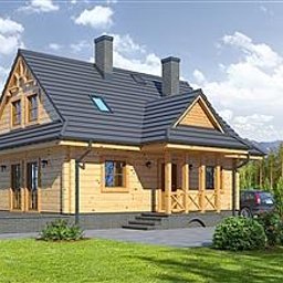 MARWOOD DOMY SZKIELETOWE SPÓŁKA Z OGRANICZONĄ ODPOWIEDZIALNOŚCIĄ - Gotowy, parterowy dom z drewna z dwuspadowym dachem pokrytym ciemną dachówką, z dwoma kominami i małym oknem dachowym. Widoczne drewniane zdobienia nad oknami na poddaszu, niewielki taras z przodu...