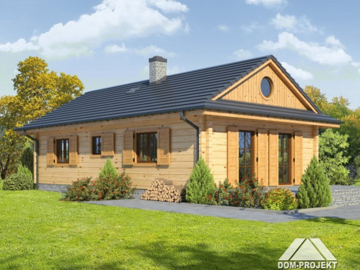 Wizualizacja parterowego domu z jasnego drewna z ciemną dachówką, okrągłym oknem na szczycie i stosem drewna przy ścianie.