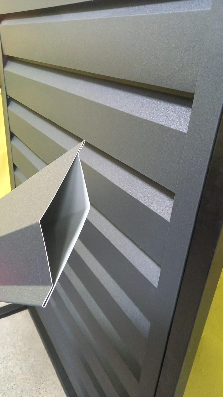 Grafitowe, poziome panele ogrodzeniowe z metalu, z bliska ukazujące detale konstrukcji i wykończenia, z elementem mocującym widocznym w lewym dolnym rogu.