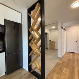Ścianka działowa pomiędzy przedpokojem a kuchnią